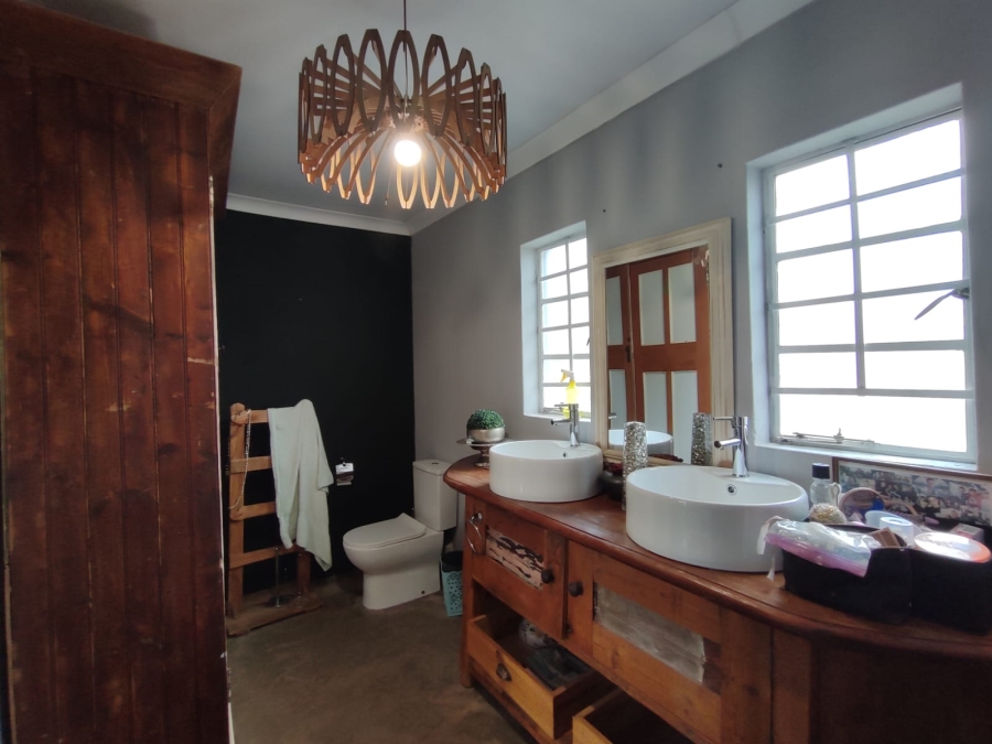 6 Bedroom Property for Sale in Flamwood North West
